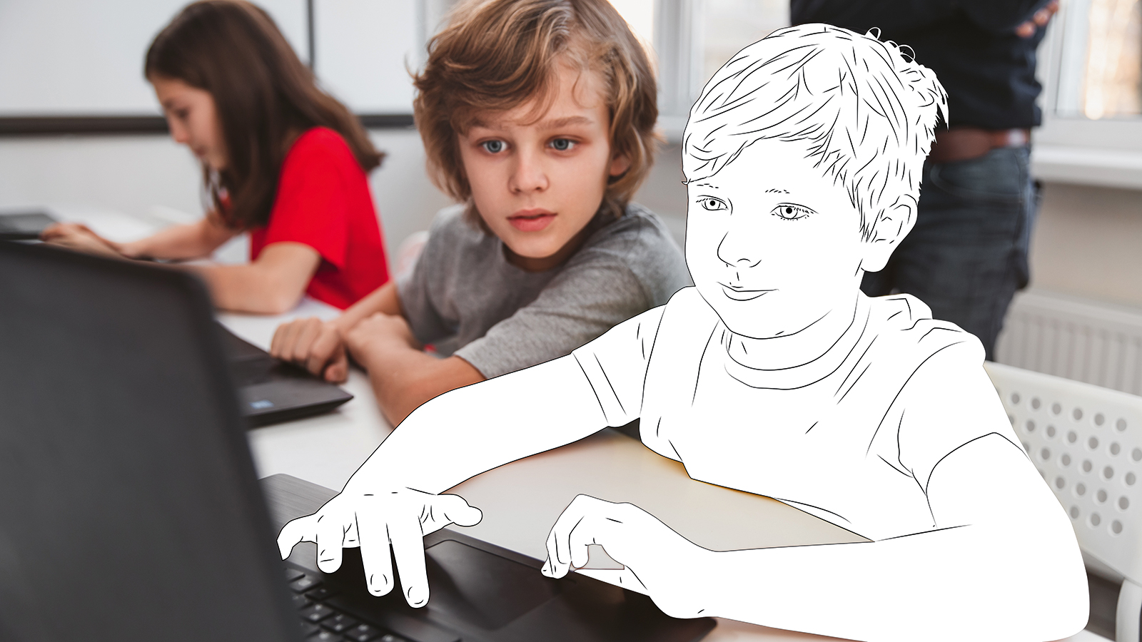 Kinder sitzen vor einem Laptop.