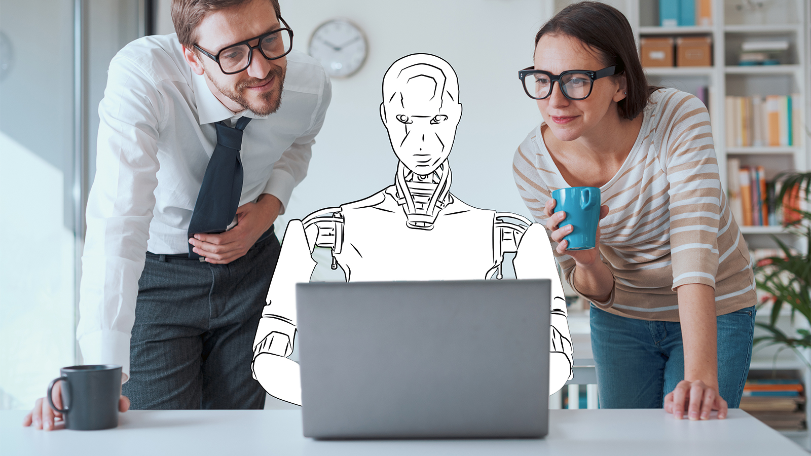 Ein Mann und eine Frau stehen neben einem Roboter vor einem Laptop.