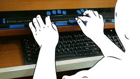 Eine Person tippt auf einer Braille-Tastatur.