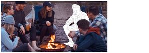 Junge Menschen sitzen am Lagerfeuer, ein Mensch erzählt.