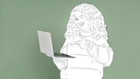 Eine junge Frau zeigt auf ihren Laptop.